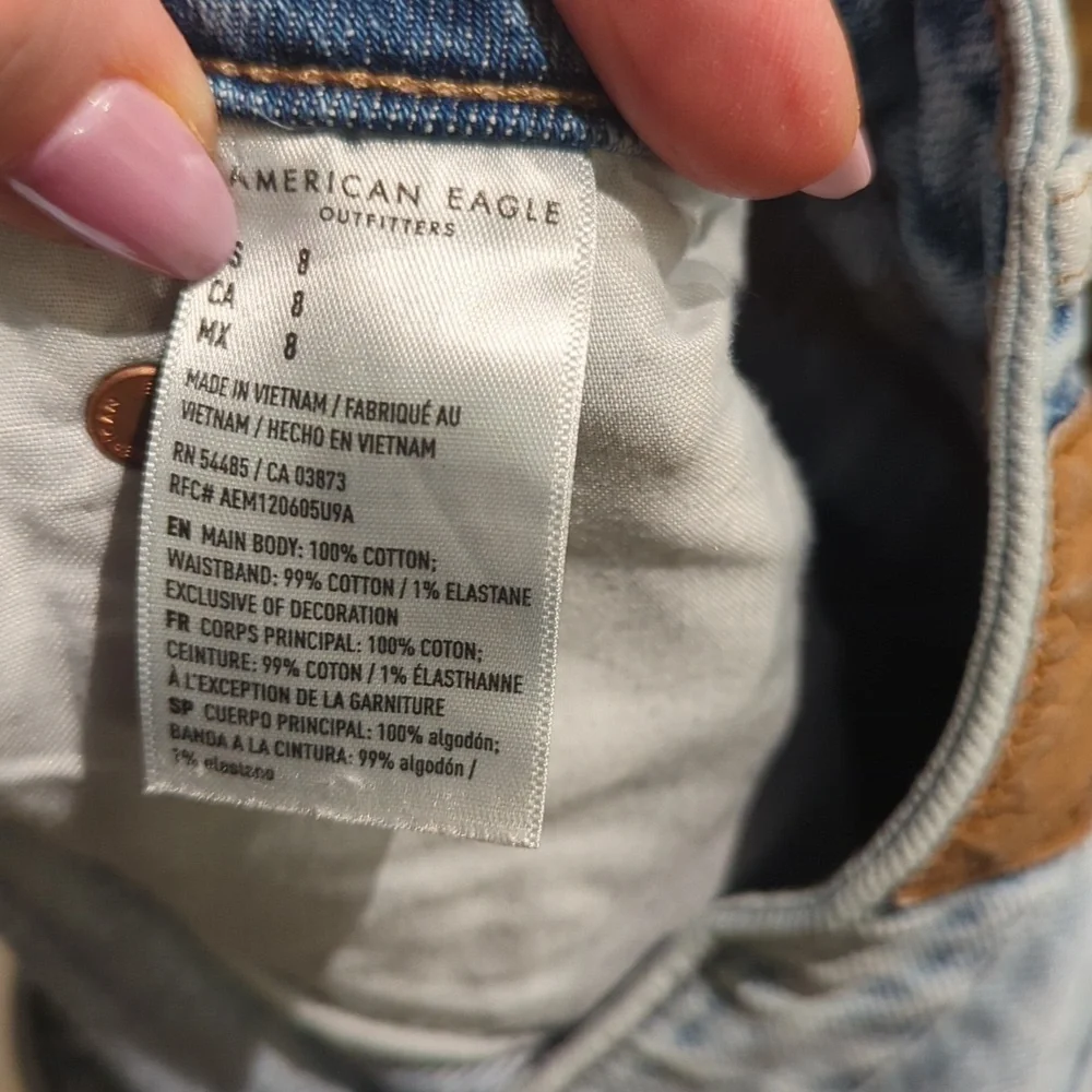 American Eagle Tomgirl Light Wash Women's Size 8 Shorts Trashed Ripped